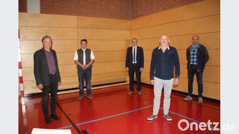 Die Bürgermeister mit den neuen Gemeinderatsmitgliedern (von links): 2. Bürgermeister Josef Weinfurtner, Phillip Haas, Bürgermeister Erwin Geitner, 3. Bürgermeister Gerhard Schnabel und Armin Hofrichter. Bild: Sabine Müller/exb