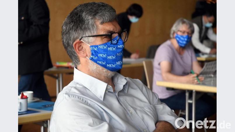 An der schicken NEW-Maske liegt’s nicht: Grünen-Fraktionssprecher Johann Mayer und seine Mitstreiter dringen mit Anträgen zur Geschäftsordnung des Kreistags nicht durch. Bild: Gabi Schönberger
