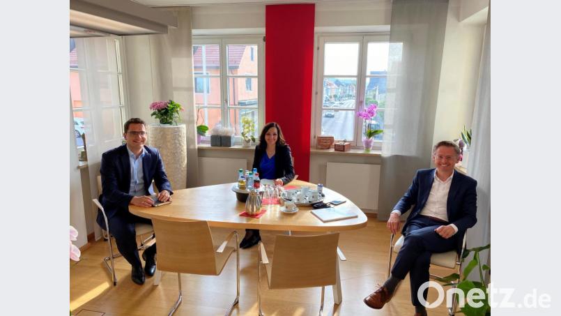 Bürgermeisterin Margit Bayer hieß Europaabgeordneten Christian Doleschal (links) und Landtagsabgeordneten Tobias Reiß (rechts) im Waldershofer Rathaus willkommen. Bild: Dominik Engelhardt/exb
