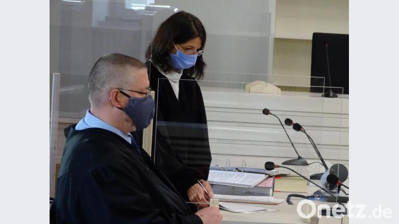 Staatsanwältin Barbara Tutsch (rechts) vertrat die Anklage, Anwalt Mike Thümmler war im Prozess Interessensvertreter der 12-jährigen Schülerin aus Baden-Baden. Was sie in ihren Plädoyers beantragten, blieb Zuhörern verborgen. Denn die Schlussvorträge liefen nichtöffentlich ab. Bild: Houschka