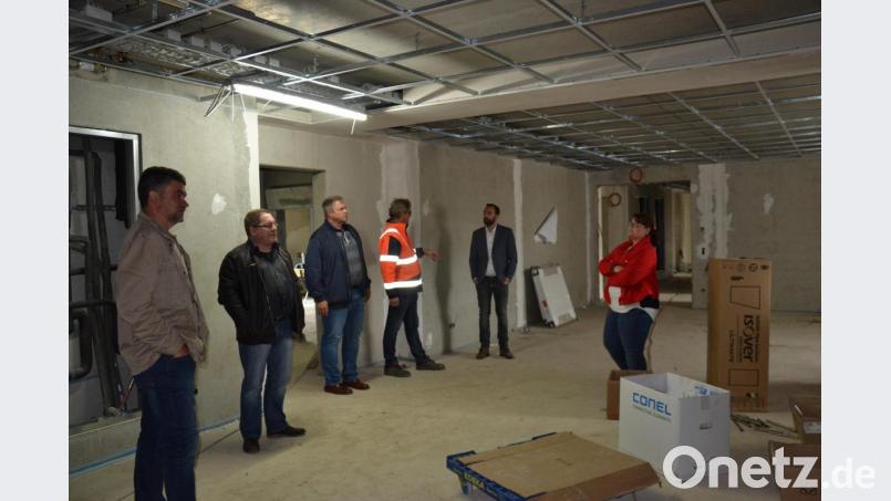 Moosbachs neuer Bürgermeister Armin Bulenda (Zweiter von rechts) und die neuen stellvertretenden Bürgermeister Bernhard Rom (links) und Helmut Meindl (Dritter von links) informierten sich im Heim für betreutes Wohnen und Tagespflege bei Heimbetreiber Stefan Hammerl (Zweiter von links) sowie seiner Mitarbeiterin Corinna Graf (rechts) und Bauleiter Manfred Reinstein (Dritter von rechts) über den Stand der Bauarbeiten. Bild: gi