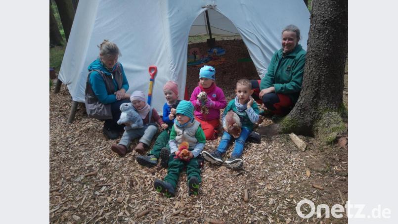 Große Freude im Waldkindergarten. Jetzt gehört der Wald mit all seinen Überraschungen wieder den Kindern. Bild: ld