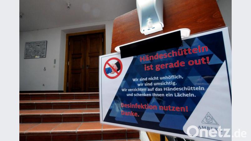 Konkrete Auswirkungen des Coronavirus im Rathaus zeigen sich auf einem Schild: Händeschütteln ist out. Doch die Pandemie sorgt auch für Kopfzerbrechen bei den Stadträten. Die Krise belastet den Haushalt. Bild: Stephan Huber