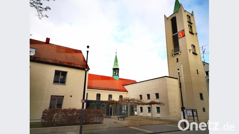 Die Schwandorfer Erlöserkirche ist Teil des evangelischen Gemeindezentrums. Es besteht aus einem Kirchturm (rechts), an den das Verwaltungsgebäude „Martin-Luther-Haus“ angebaut wurde, der eigentlichen Kirche (Mitte) mit einem Glasfoyer als Vorbau und dem Gemeindehaus (links). Bild: Thomas Dobler