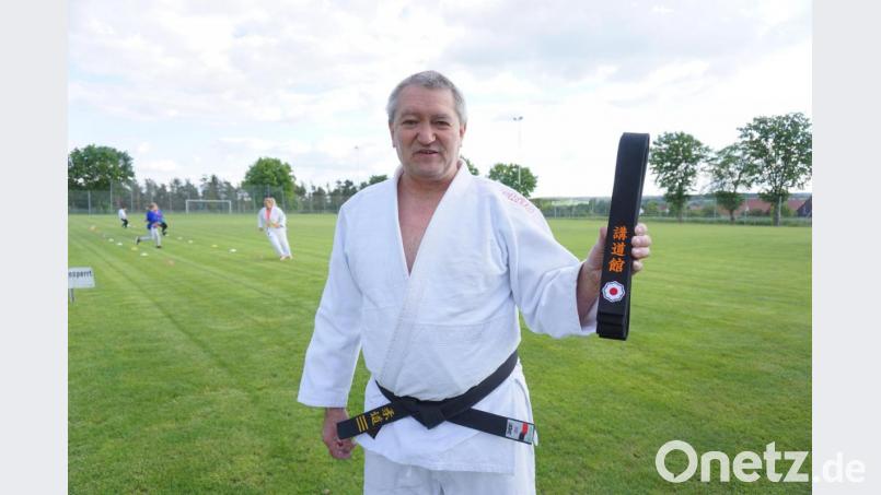 Im Judoanzug auf dem Fußballplatz: Manfred Schmid beim Training in Ensdorf. Er zeigt einen besonderen schwarzen Gürtel, den er von seinem Schützling David Sperlich geschenkt bekommen hat. Bild: jut