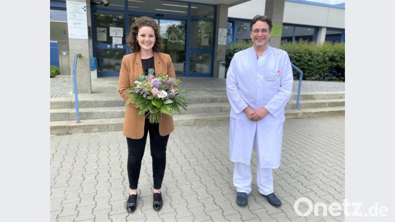 Zum Einstand gab es für Jana Humrich von Dr. Christian Glöckner einen Blumenstrauß. Bild: Eva-Maria Zitzmann
