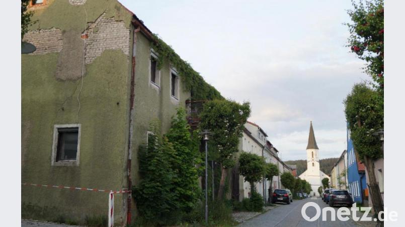 Zur Förderkulisse für das Städtebauförderung zählt beispielsweise die Kirchstraße in Schönsee. Hausbesitzer, die hier Geld für die Sanierung von Altbauten in die Hand nehmen, werden von Stadt und Regierung unterstützt. Bild: weu