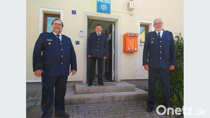 Wachablösung in Vilseck (von links): Erster Hauptkommissar Manfred Weiß (Leiter der Inspektion Auerbach) begrüßt Hauptkommissar Karl-Heinz Schöpf als neuen Leiter der Polizeistation Vilseck und verabschiedet Hauptkommissar Arno Schäffler in den Ruhestand. Bild: PI Auerbach/exb