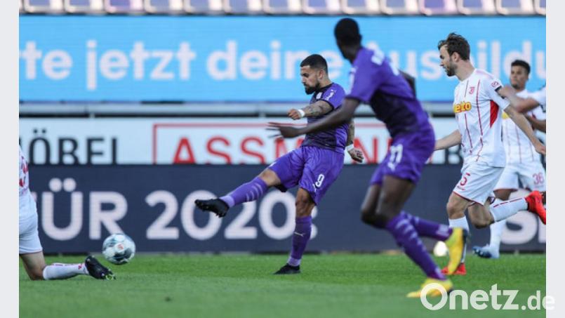 Osnabrücks Marcos Alvarez (Mitte) erzielt das 2:2 und dreht das Spiel im Alleingang, Bild: Friedemann Vogel/dpa