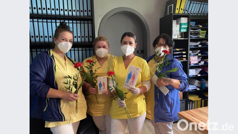 Das Personal von "Sonnenschein" wurde mit einer Arbeiterrose bedacht, ebenso wurden welche in Wöllershof verteilt Bild: hme