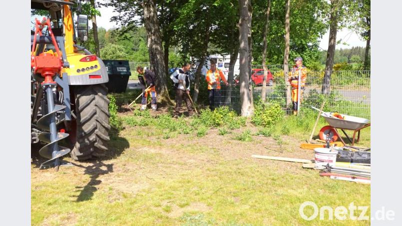 Beim Naturerlebnisbad ersetzen die Bauhofmitarbeiter der fünf Mitgliedgemeinden den Maschendraht- durch einen Gitterzaun. Bild: bkr