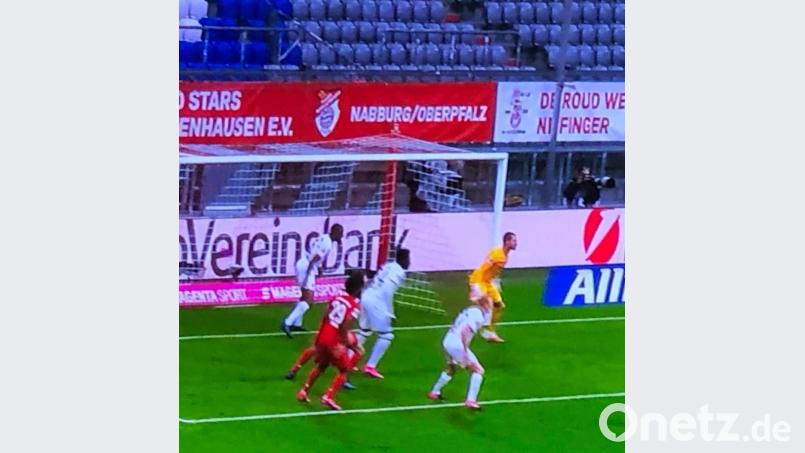 Szene aus dem Spiel der Bayern gegen Eintracht Frankfurt am vergangenen Samstag. Oben über dem Tor prangt das Banner des Nabburger Fanclubs. Screenshot: exb