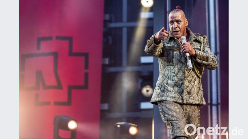Rammstein live ist durch die Corona-Pandemie aktuell nicht möglich. Als Alternative können sich Fans aber den Konzertfilm "Rammstein: Paris" im Autokino anschauen. Unter anderem ist er auch am Samstag in Tirschenreuth zu sehen. Bild: Christoph Soeder/dpa