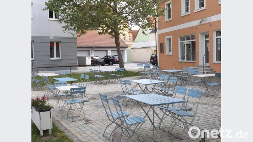 Im Bereich des Sparkassengebäudes wurde der Marktplatz aufwändig saniert. Für die Gäste des "Buchcafe" sind dadurch angenehme Sitzplätze im Freien entstanden. Bild: bnr