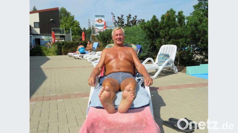 Seinen Stammplatz macht dem Franz kaum einer streitig. Der immer gut gelaunte Dauerbadegast ist gern gesehen im Freibad. Bild: ubb
