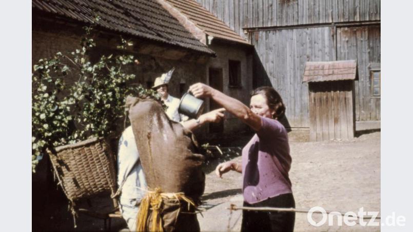 Eine Wasserdusche für den Pfingstschwanz Anfang der 70er Jahre am Äelbauernhof in Lennesrieth. Bild: fvo