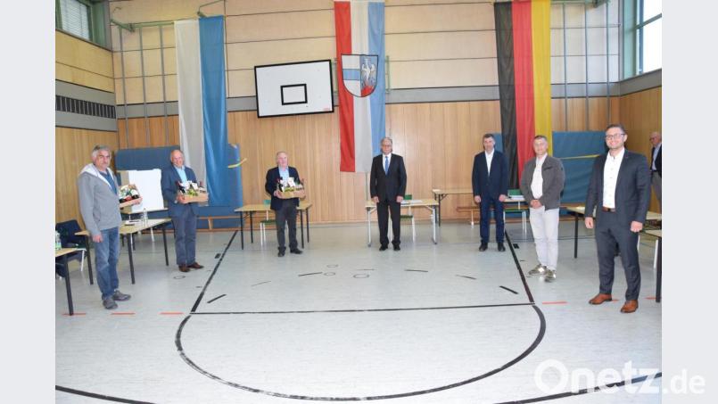 Michael Pregler, Michael Bauer und Gerhard Scharl wurden von Josef Hammer (von links) verabschiedet. Neuer Vorsitzender deer Verwaltungsgemeinschaft ist Ernst Lenk und die beiden Bürgermeister Dietmar Schaller sowie Markus Ziegler (von rechts) sind neu im Verbandsrat. Bild: fz