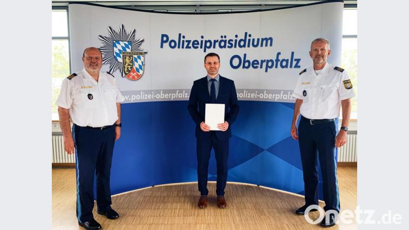 Nach erfolgter Beförderung (von links): Polizeipräsident Norbert Zink, Kriminaloberrat Gerhard Huf sowie Vizepräsident Thomas Schöniger. Bild:  Polizeipräsidium Oberpfalz/exb