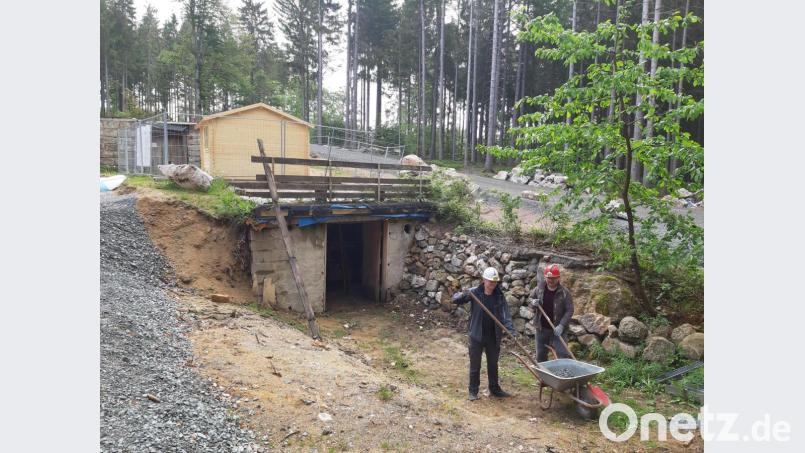 Dominik Hümmer und Thomas Zutter bei der Gestaltung des Geländes am künftigen Notausgang Bild: gis