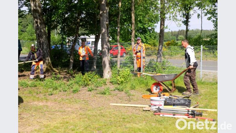 Beim Naturerlebnisbad ersetzen die Bauhofmitarbeiter der fünf Mitgliedgemeinden den Maschendraht- durch einen Gitterzaun. Bild: bkr