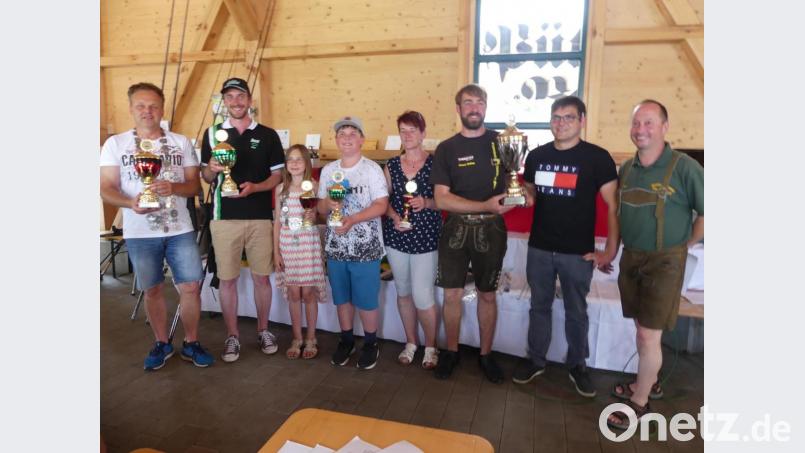 Fischerkönig Uwe Schertel (links) und Jugendkönigin Madeleine Morgner (Dritte von links) behalten ihre 2019 erworbenen Titel ein weiteres Jahr. Bild: rn