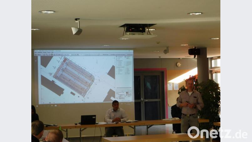 Michael Wagner vom Architekturbüro Schultes (rechts) erläutert die Planungen zu den Erweiterungen des Novem-Parkplatzes. Bild: msh