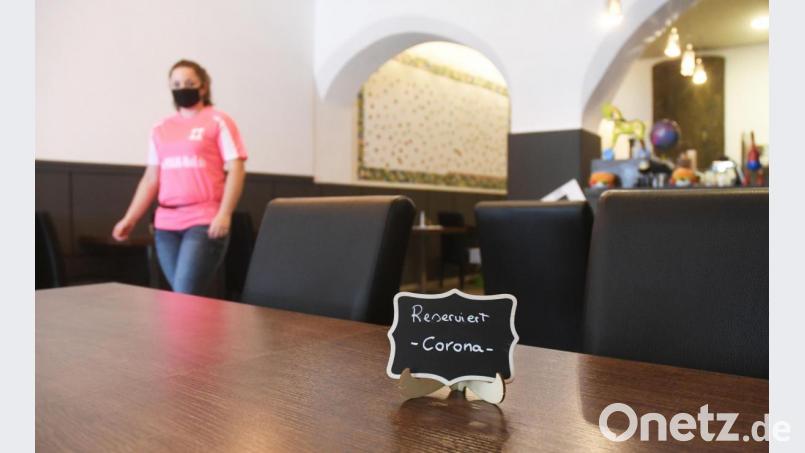 &quot;Reserviert Corona&quot; steht auf einem Tischkärtchen im &quot;Wam No 1 Burgerhaus&quot; in Weiden. Aktuell bleiben viele Plätze für das Coronavirus reserviert, denn auch in den Innenräumen müssen die Wirte für Abstand zwischen den Gästen sorgen. Bild: Gabi Schönberger