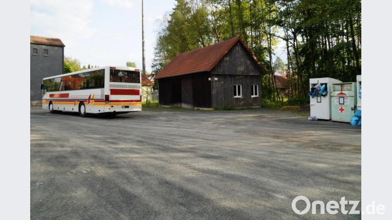 Die Situation am Festplatz in Schönsee, unweit des Klöppeltrafos (im Hintergrund links) wird demnächst der Bauausschuss in Augenschein nehmen. Bild: weu