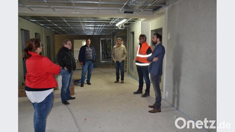 Moosbach neuer Bürgermeister Armin Bulenda (rechts) und die neuen stellvertretenden Bürgermeister Bernhard Rom (Dritter von rechts) und Helmut Meindl (Dritter von links) informierten sich im Heim für betreutes Wohnen und Tagespflege bei Heimbetreiber Stefan Hammerl (Zweiter von links) sowie seiner Mitarbeiterin Corinna Graf (links) und Bauleiter Manfred Reinstein (Zweiter von rechts) über den Stand der Bauarbeiten. Bild: gi