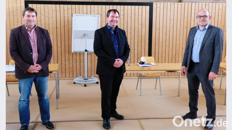 Alles neu macht der Mai. Zu einer faustdicken Überraschung kommt es am Donnerstagabend bei der Wahl der Führungsspitze der Verwaltungsgemeinchaft Kirchenthumbach. Anstelle des bisherigen VG-Vorsitzenden und Kirchenthumbacher Bürgermeisters Jürgen Kürzinger wählt die Versammlung den Vorbacher Bürgermeister Alexander Goller (Mitte) zum neuen Vorsitzenden. Neu sind auch die Stellvertreter: An der Seite von Goller &quot;regieren&quot; Kirchenthumbachs zweiter Bürgermeister Ewald Plößner (links) und der Schlammersdorfer Bürgermeister Johannes Schmid (rechts). Bild: do