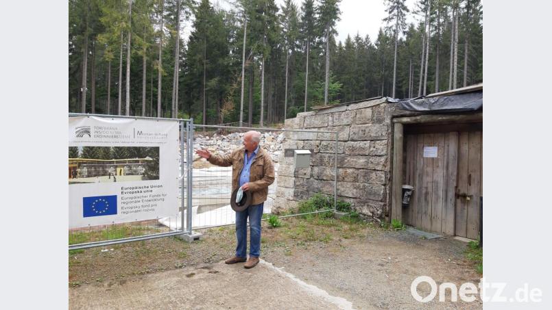 Castro Riemenschneider vor dem Eingang in das Bergwerk, das nach der Sanierung der Ausgang sein wird. Bild: gis