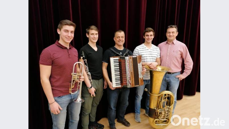 Die „Ponader-Boum“ aus Nagel waren zur Aufnahme im BR-Studio. Auf dem Bild von links: Moritz mit Trompete, Phillip mit Klarinette, Vater Michael mit Akkordeon, Max mit Tuba und Aufnahmeleiter Werner Aumüller vom BR-Studio Franken. Bild: M. Ponader