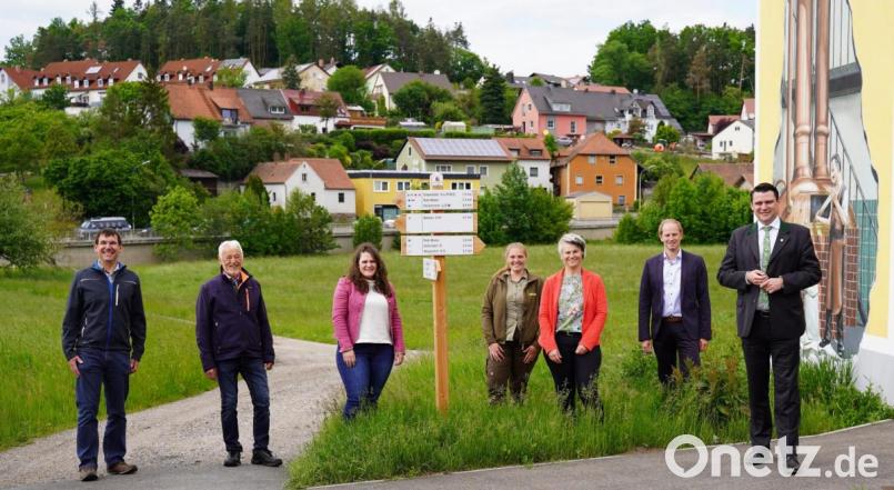 Landrat, Bürgermeister, Naturfreunde und Touristiker sind sich einig: Für Wanderer wird das Tourengehen leichter. Bild: exb