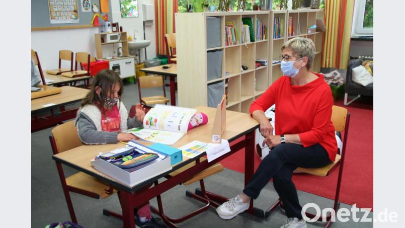 Die individuelle Betreuung mit Schutzmaske und Mindestabstand wird in der Jobst-vom-Brandt-Schule groß geschrieben Im Bild Schülerin Tamara aus der zweiten Klasse mit Lehrerin Petra Raithel. Bild: fpoz