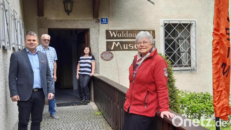 Nach einer langen Pause öffnet das Waldnaabtalmuseum am Pfingstsonntag für Besucher. OWV-Vorsitzender Reinhard Heine freut sich ebenso wie Museumleiterin Gisela Kick-Schaffer (vorne, rechts), Bürgermeister Karlheinz Budnik (vorne, links) und Monika Hartmann. Bild: Lowak