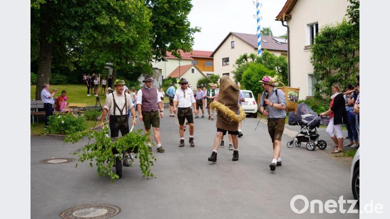 Die Pfingstschwanzfahrer 2019 bei ihrer Gauditour durch Lennesrieth. Bild: fvo
