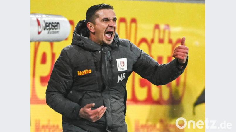 Jahn-Trainer Mersad Selimbegovic hatte beim 3:3 im Hinspiel nach 3:1-Führung einiges mit seinen Jungs auseinanderzustezen. Bild: Armin Weigel/dpa