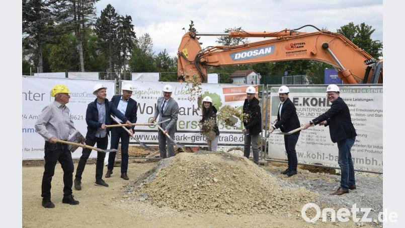 Manfred Frischmann (links), Oberbürgermeister Michael Cerny und weitere Offizielle kamen am Freitag zu einem Spatenstich für 21 neue Wohnungen in Gärbershof zusammen. Bild: Petra Hartl