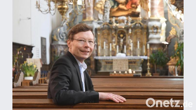 Dekan Wenrich Slenczka wird künftig nur noch als Besucher in den Bänken der Weidener St.-Michelskirche Platz nehmen. Am 1. Mai übernimmt er das Amt des Dekans in Würzburg. Bild: Gabi Schönberger
