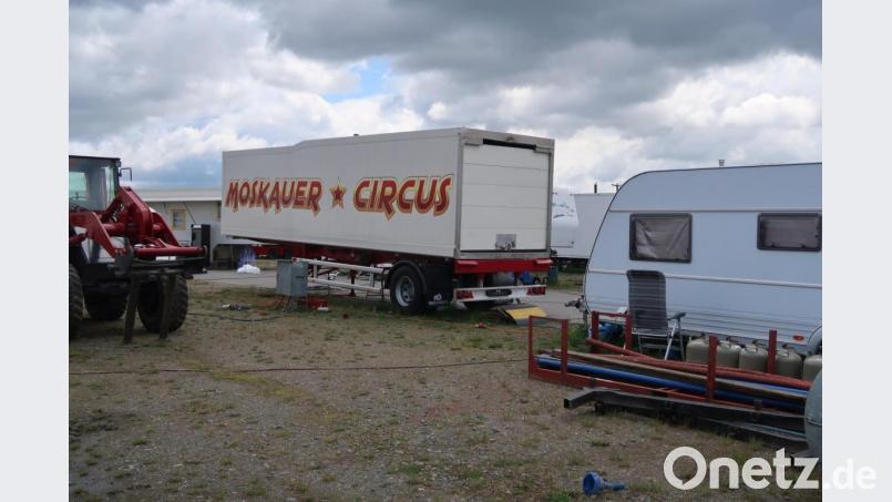 Der gesamte Fuhrpark des &quot;Moskauer Circus&quot; muss neu zugelassen werden. Silvia Loew will nicht nur die Gebühren dafür bezahlen, sie kümmert sich auch um die Abwicklung. Bild: Kunz