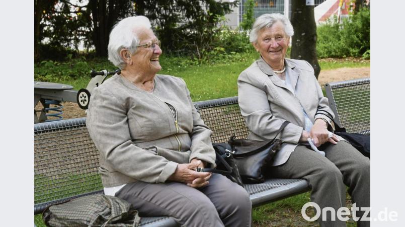 Zwei Seniorinnen in Weiden freuen sich des Lebens. Zu Recht, was den finanziellen Aspekt betrifft. Laut einer Studie verfügen Ruheständler in unserer Region über eine hohe Kaufkraft. Bild: Gabi Schönberger