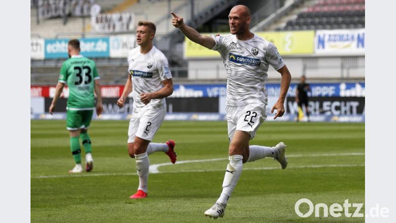 Der Sandhausener Gerrit Nauber (r) feiert sein Tor zum 2:0. Bild: Ronald Wittek/epa/Pool/dpa