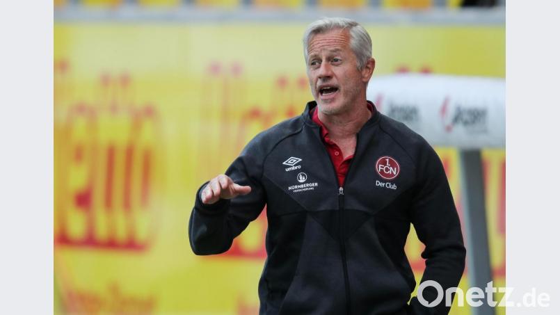 Nürnbergs Trainer Jens Keller lobt den absoluten Willen seiner Mannschaft. Er sagt aber auch: &quot;Wir müssen auch mal einen Sieg erwzingen.&quot; Bild: Daniel Karmann/dpa
