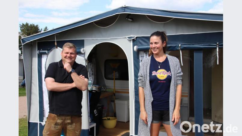 Campingplatzbetreiber Thomas Lutter und sein argentinischer Gast Chiara: Die junge Frau und ihr Freund wohnten die letzten zwei Monate auf dem Campingplatz am Murner See, der eigentlich geschlossen war. Die zuständige Behörde hatte ihren Segen dazu gegeben. Bild: Thomas Dobler