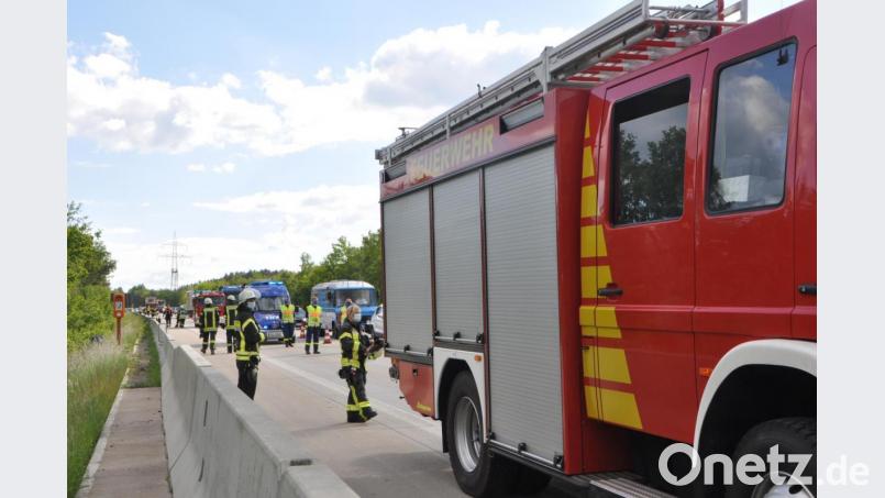 Die Feuerwehren sowie das THW Weiden sicherten die Unfallstelle ab und leiteten den Verkehr auf der Überholspur vorbei. Bild: dob