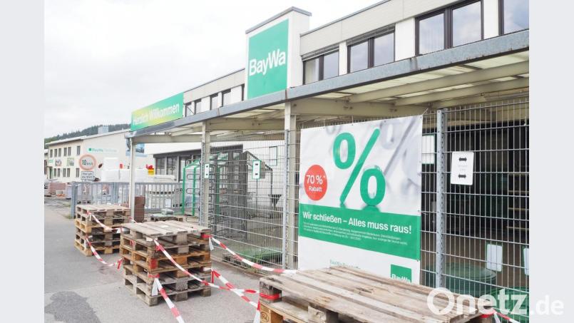 Die Tage der Baywa-Verkaufsstelle in Nabburg, die hier mit bis zu 70 Prozent Rabatt wirbt, sind gezählt. Noch im Juni macht sie endgültig dicht, andere Segmente wurden bereits verlagert, Verwaltung und Tankstelle bleiben. Bild: bl