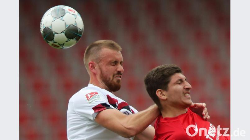 Der Nürnberger Asger Sörensen (l) und Bochums Vitaly Janelt gehen beide zum Kopfball. Bild: Daniel Karmann/dpa