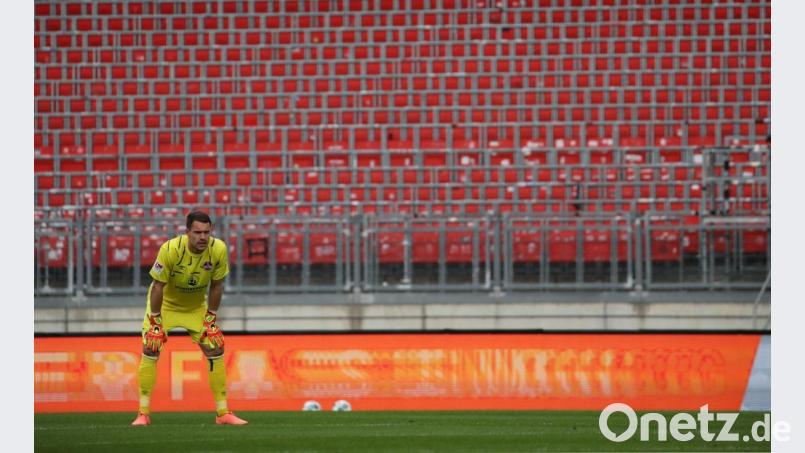 Leere Ränge, keine Tore: Die Partie zwischen dem 1. FC Nürnberg und dem VfL Bochum war für den Betrachter nicht unbedingt ein Leckerbissen. Es herrscht Abstiegskampf in Franken. Bild: Daniel Karmann/dpa