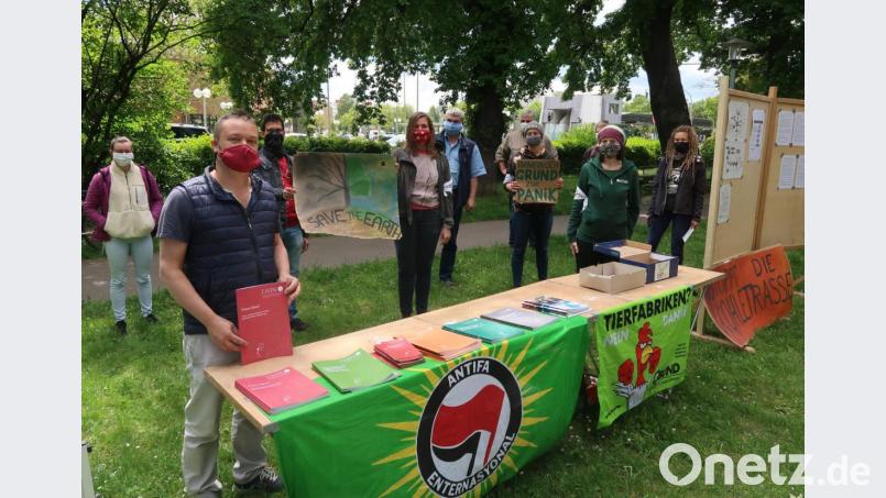 Mehrere Gruppierungen und Organisationen demonstrieren am Samstag gegen Massentierhaltung und krude Verschwörungstheorien. Bild: Kunz