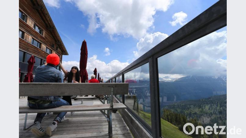 Ausflügler genießen auf der Mittelstation der Fellhornbahn den Ausblick auf das Bergpanorama. Bild: Karl-Josef Hildenbrand/dpa